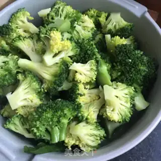 Make Tea and oil and broccoli step 0