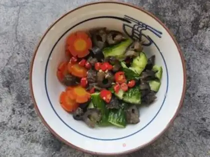 Make Carrot cucumbers with sea cucumber step 5