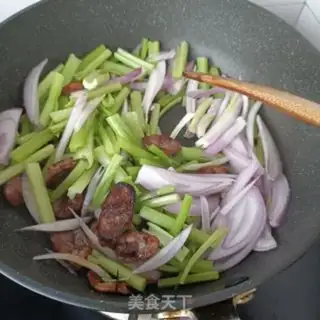 Make Onion celery fried sausage step 5