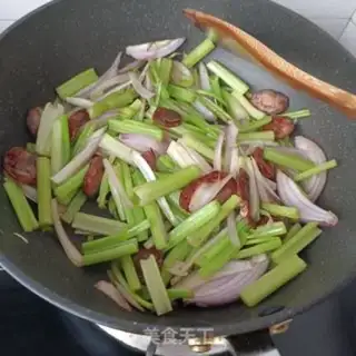 Make Onion celery fried sausage step 7