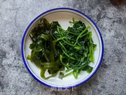 Make Little seaweed spinach step 4