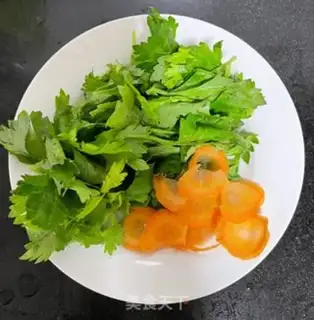 Make Celery leaves and fried eggs step 1