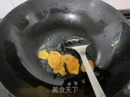 Make Celery leaves and fried eggs step 3