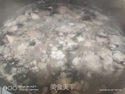 Make Pig feet burn potatoes step 0