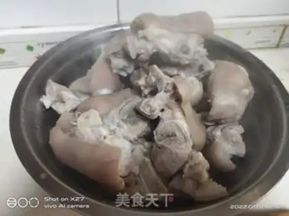Make Pig feet burn potatoes step 1
