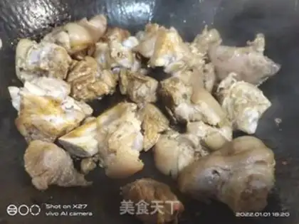 Make Pig feet burn potatoes step 2