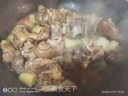 Make Pig feet burn potatoes step 7