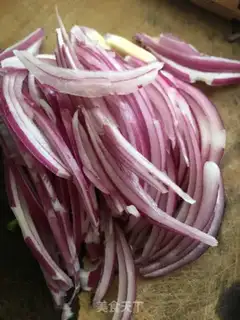 Make Carrot onion fried meat step 1