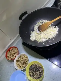 Make walnut sesame peanut sugar step 4