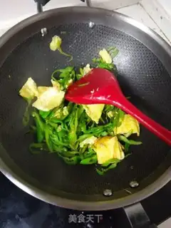 Make Pretzel fried eggs step 2
