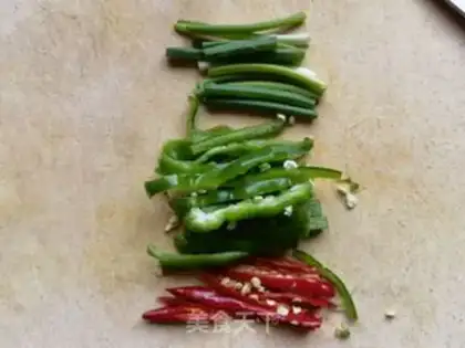Make Red oil and sea cucumber step 0