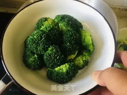 Make The broccoli steams the egg step 0