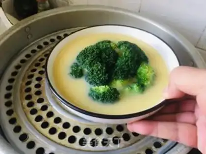 Make The broccoli steams the egg step 2