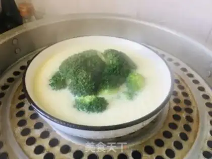 Make The broccoli steams the egg step 3