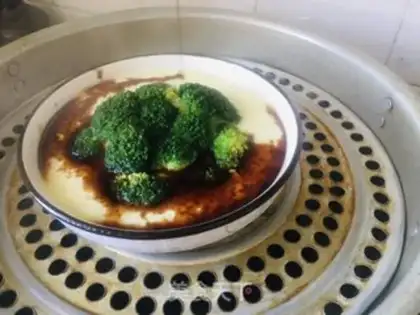 Make The broccoli steams the egg step 4