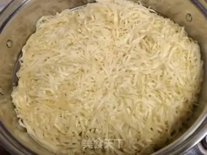 Make Tomato filament noodles step 18