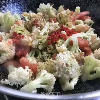 Make Garlic tomato fried vegetables step 5