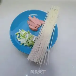 Make Ham garlic soup noodles step 0