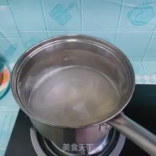 Make Ham garlic soup noodles step 2