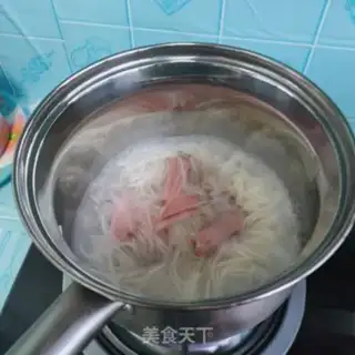 Make Ham garlic soup noodles step 3