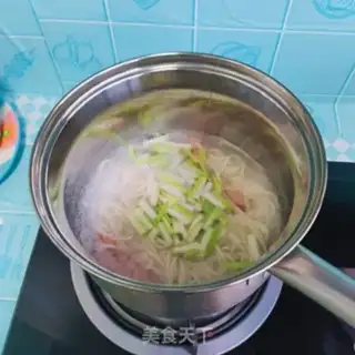 Make Ham garlic soup noodles step 4