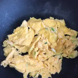 Make Tomato fried eggs step 5