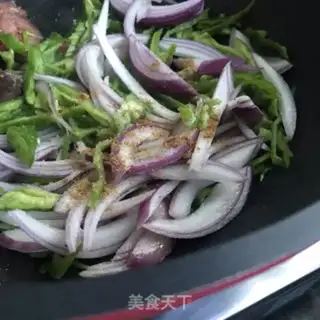 Make Onion pepper fried sausage step 4