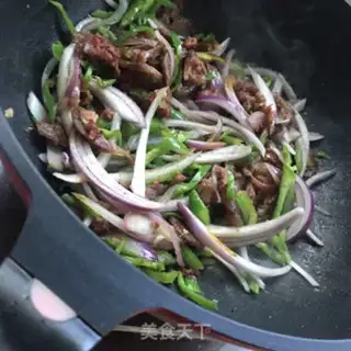 Make Onion pepper fried sausage step 5