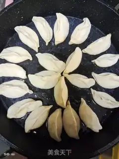 Make Celery pork dumplings step 12