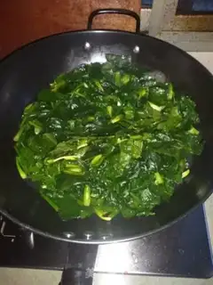 Make Spinach fried eggs step 1