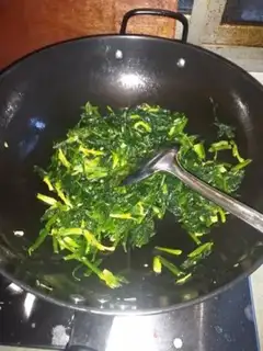 Make Spinach fried eggs step 5