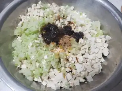 Make A tofu bun with white carrots step 4