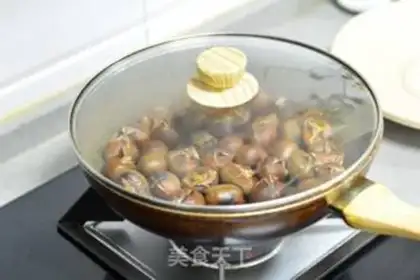 Make Old hen stews chestnuts step 1