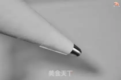 Make Christmas crackers step 5