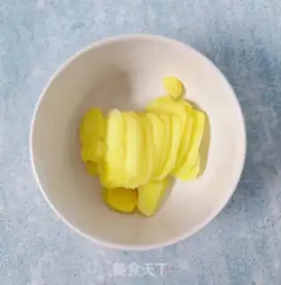 Make Coke ginger tea step 1