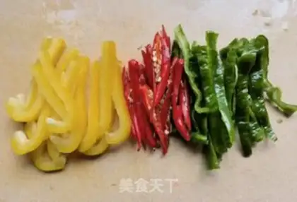 Make Three-coloured peppers with sea cucumber step 3