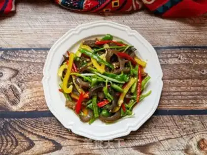 Make Three-coloured peppers with sea cucumber step 8