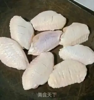 Make Honey-cooked chicken wings step 1