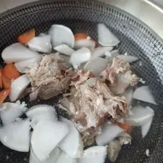 Make A radish stew of lamb bones step 2