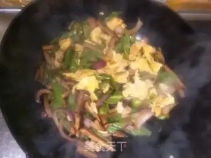Make Hot pepper sauce fried eggs step 4
