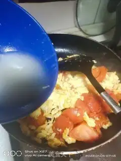 Make Tomato fried eggs step 7