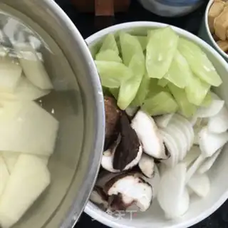 Make A spicy vegetable pot step 3