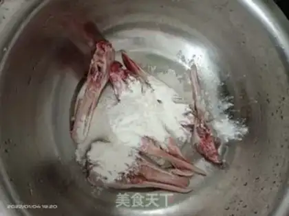 Make Pepper salt duck chin step 1