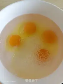 Make Weenie steamed eggs step 1