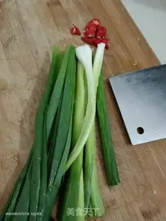 Make Garlic seedlings with fat intestines and blue flowers step 0
