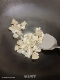 Make Garlic seedlings with fat intestines and blue flowers step 2