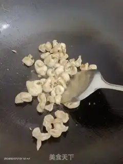 Make Garlic seedlings with fat intestines and blue flowers step 3