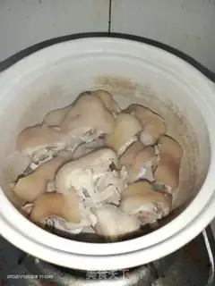 Make Pig hoof carrot soup step 0