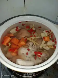 Make Pig hoof carrot soup step 1