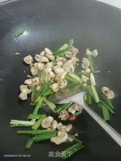 Make Garlic seedlings with fat intestines and blue flowers step 4